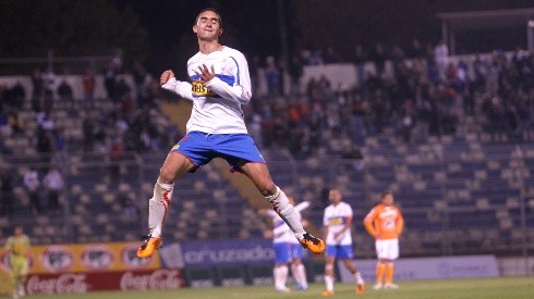 Felipe Gutiérrez festejando un gol con la UC