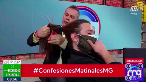 El momento exacto en que José Miguel Viñuela le corta el pelo al camarógrafo José Miranda en medio del programa "Mucho Gusto".