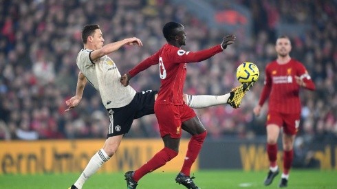 Liverpool y Manchester United se juegan el liderato del torneo inglés.
