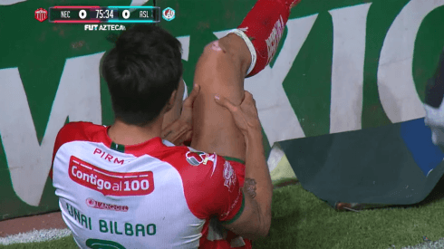 Unai Bilbao sufrió un profundo corte en la rodilla durante el partido de Necaxa.