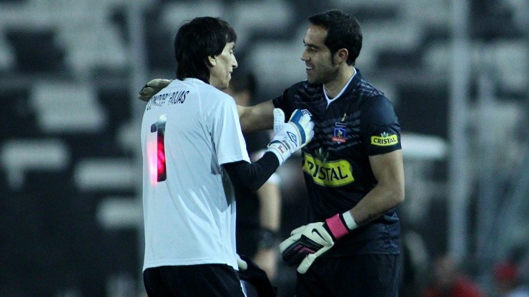 Claudio Bravo se puso la camiseta de Colo Colo por última vez en 2013, durante un homenaje a Roberto el Cóndor Rojas. Foto: Agencia Uno