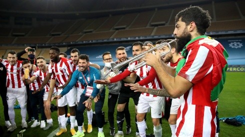 Villalibre tocando la trompeta tras la victoria del Athletic en la Supercopa de España