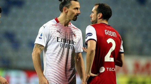 Zlatan Ibrahimovic se cruzó con Diego Godín en el triunfo del Milan.