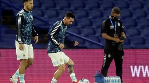Lionel Messi y Leandro Paredes juntos en la selección de Argentina.