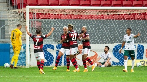 Flamengo abrió la cuenta ante Palmeiras en una jugada extraña.