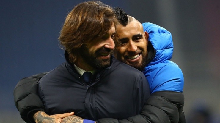 Arturo Vidal abrazó a su amigo Andrea Pirlo después de la victoria de Inter sobre Juventus. Foto: Getty Images