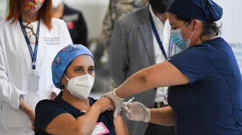 La vacunación inició en Chile con el personal de salud.
