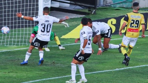 El momento del agónico gol de Javier Parraguez para darle el triunfo a Colo Colo sobre Coquimbo Unido. | Foto: Agencia Uno