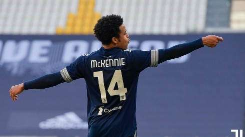 Mackennie celebra un gol imitando a Harry Potter