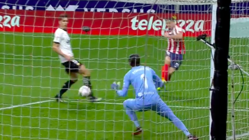 Suárez anotó un golazo para el triunfo parcial del Atlético