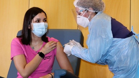 Trabajadora de la salud recibe vacuna Covid-19