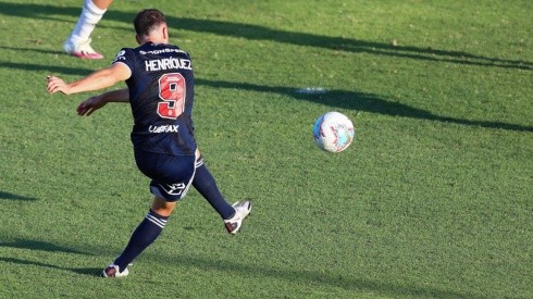 Ángelo Henríquez volvió al altar de los hinchas de Universidad de Chile con dos goles claves para escapar del temido descenso