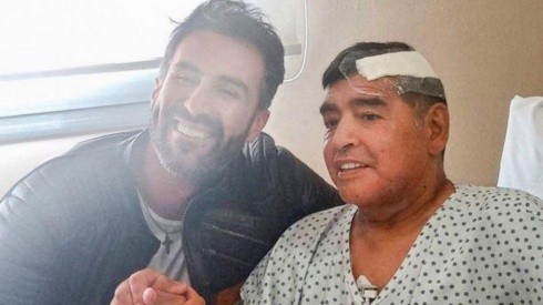 Luque junto a Maradona tras una operación en noviembre de 2020