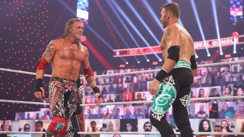 Edge y Christian, juntos de nuevo como luchadores activos en un ring de WWE.