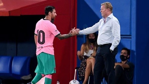 Koeman se saluda con Messi en el primer partido de la temporada