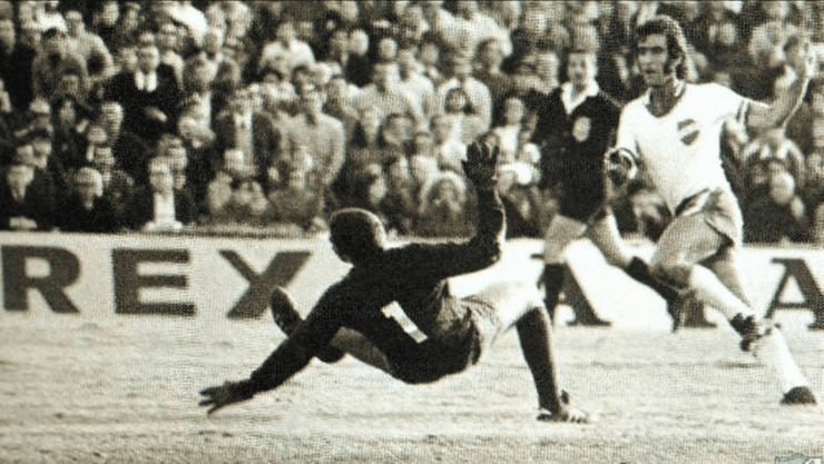 Ignacio Prieto en la acción del gol en el triunfo sobre Palmeiras, que garantizó el paso a la final de la Copa Libertadores de 1971 con Nacional de Montevideo