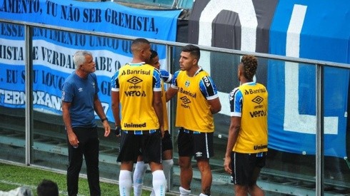 César Pinares y el momento de la polémica en el duelo de Gremio contra Santos.