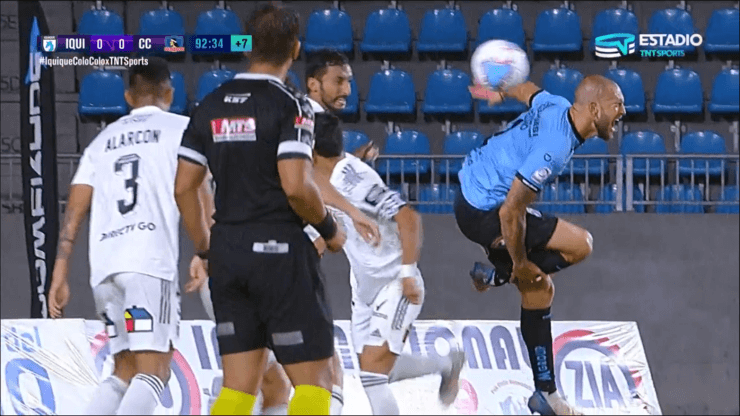 Polémico penal de Barroso a Aveldaño en Iquique vs Colo Colo Polémico penal de Barroso a Aveldaño en Iquique vs Colo Colo
