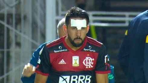 Mauricio Isla terminó evidentemente golpeado en el último partido de Flamengo.