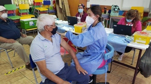 Humberto Chita Cruz recibiendo la vacuna Sinovac