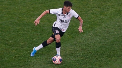 El futbolista chileno tiene la opción de partir a Argentina y jugar la Libertadores.