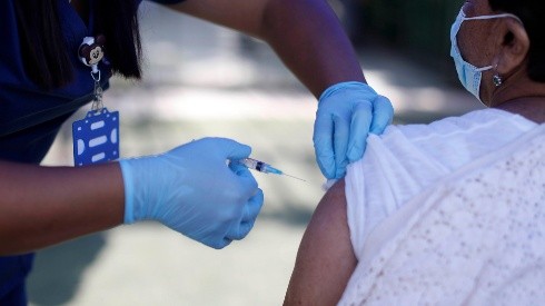 Autoridad cambia criterio de vacunación de extranjeros