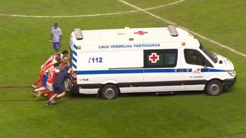 Jugadores del Braga y el Porto se unieron para empujar la ambulancia