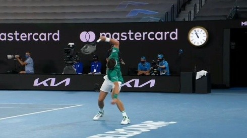 Djokovic enfurecido rompe su raqueta contra el piso
