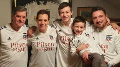 Mirko Jozic y su familia con la camiseta de Colo Colo