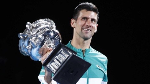 Djokovic con el trofeo de campeón en Australia 2021