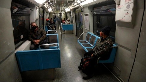 Hasta las 21:00 horas funciona el Metro de Santiago.