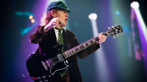 Angus Young es el legendario guitarrista del "pasito" en AC/DC.
