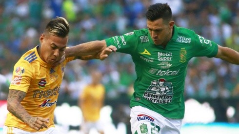 Ramiro González disputando un balón con Edu Vargas en la Liga MX