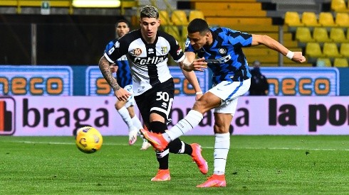 Alexis Sánchez abre la cuenta para Inter contra Parma, poco antes de anotar otro gol.