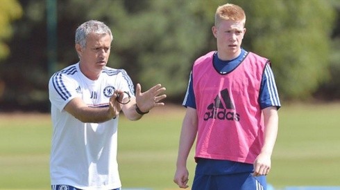 Mourinho entregándole indicaciones a De Bruyne en el entrenamiento de Chelsea