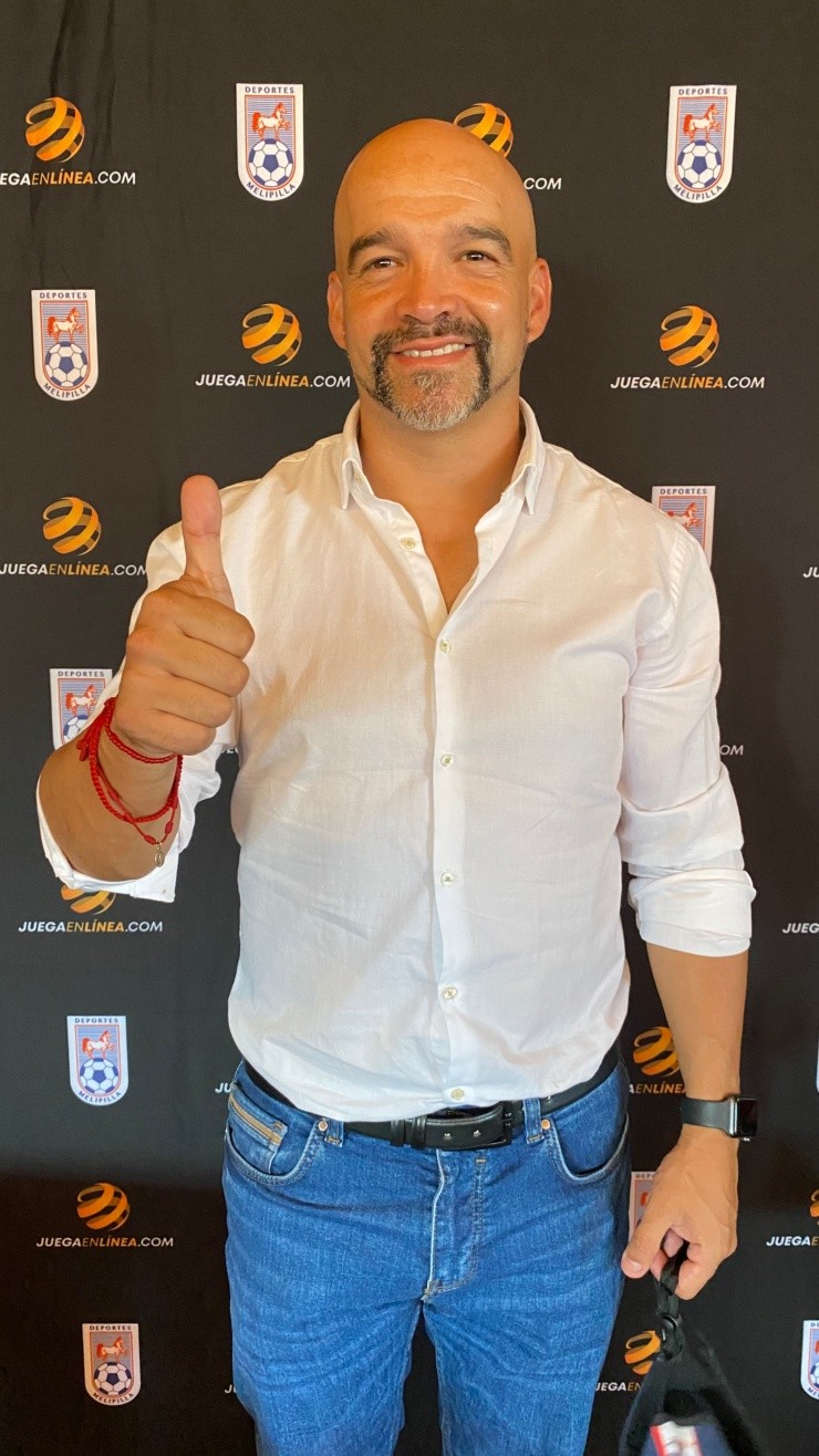 Jhon Armijo, DT de Deportes Melipilla, liderará el camino durante el paso por la Primera División y la Copa Chile de la presente temporada | Foto: Juegaenlinea.com/Deportes Melipilla.