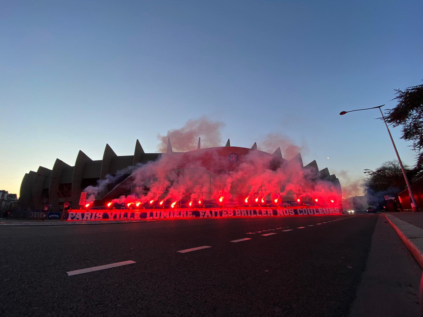 “París ciudad de luz, deja que brillen nuestros colores”