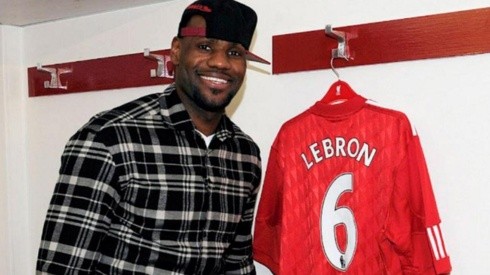 Lebron James ya había posado con la camiseta del Liverpool anteriormente