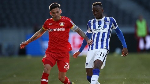 Charles Aránguiz y Bayer Leverkusen caen contra el Hertha en la Bundesliga.
