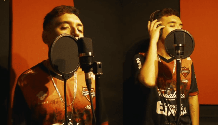 El rapero chillanejo Racso hizo la canción “Diablos Rojos, que pronto estará disponible para su descarga. | Foto: Pantallazo.