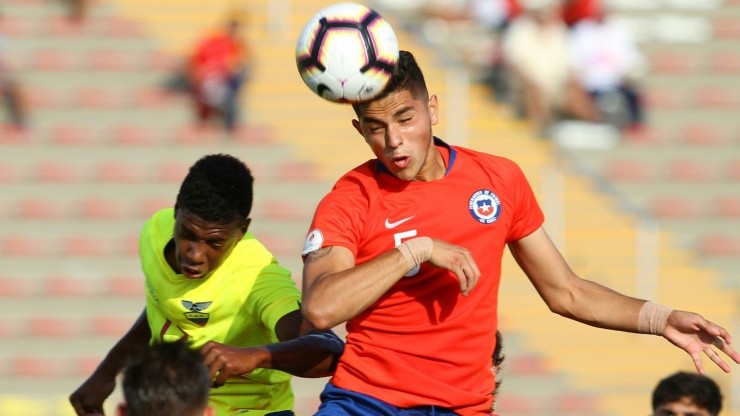 Daniel González dejará la zona central de la zaga para actuar como lateral derecho en el amistoso Chile-Bolivia este viernes. Foto: Agencia Uno