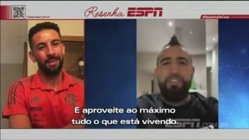 Mauricio Isla se encontró con Arturo Vidal en medio de un programa de televisión en Brasil. El King quiere jugar por Flamengo.