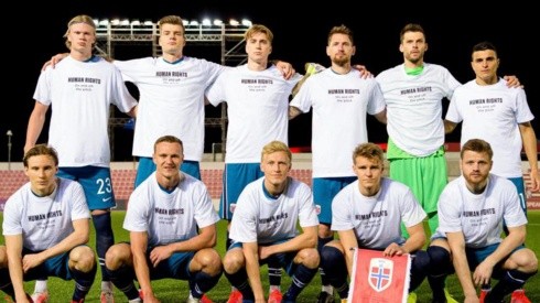 La selección de Noruega con camiseta de "Human Rights" antes de enfrentar a Gibraltar