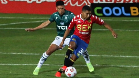 Cristián Palacios anotó un doblete al Wanderers de Ronald Fuentes, que se mostró muy verde