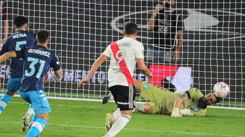 El tapatón de Gabriel Arias en el duelo entre Racing y River Plate.