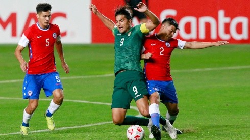 Tomás Alarcón marcando a Marcelo Martins en duelo ante Bolivia