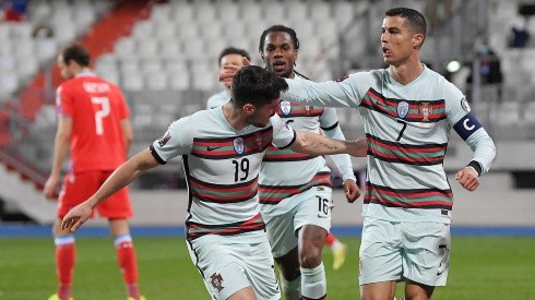 Cristiano celebra junto a sus compañeros en la victoria sobre Luxemburgo