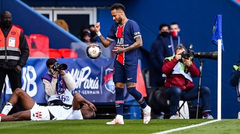 Neymar da un empujón, se va expulsado y después termina calmando al agredido.