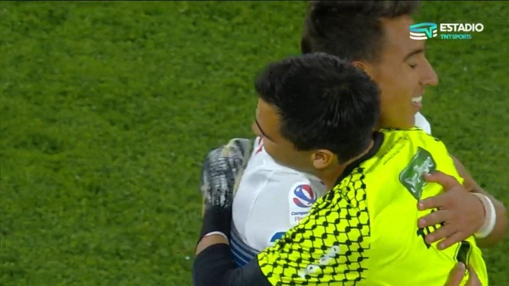 Pollo Valencia y Toselli protagonizaron un abrazo de canteranos.