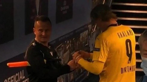 El futbolista noruego fue alcanzado por el árbitro asistente en el pasillo del Etihad
